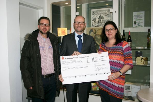 Foto von Vorsprung-Online.de: Dr. Peter Tauber berreicht eine Spende in Hhe von 250 Euro an Museumsleiterin Simone Grnewald und Brgermeister Thorsten Stolz.