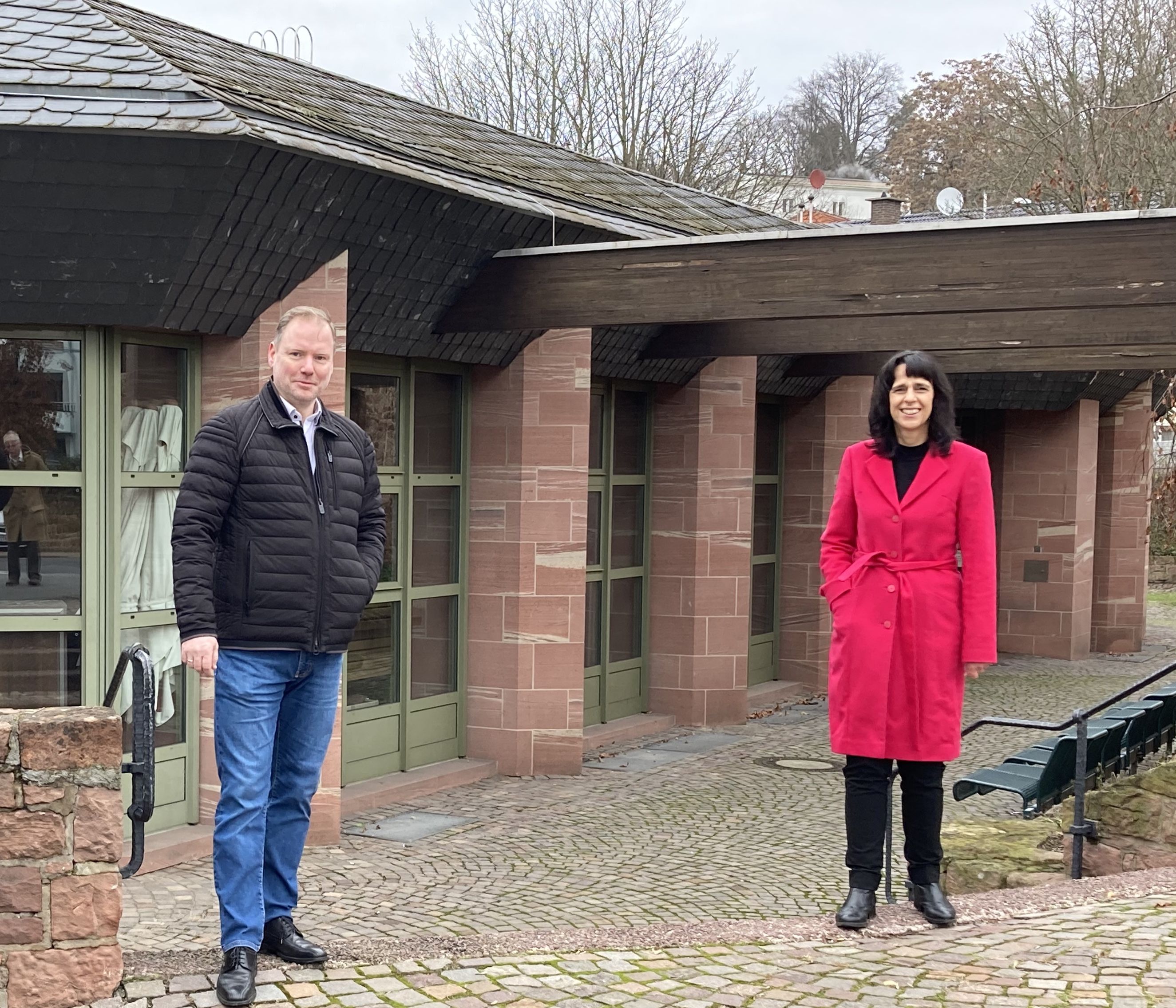 Christian Litzinger und Petra Schott-Pfeifer vor der mitterweile seit 2 Jahren geschlossenen Stadthalle